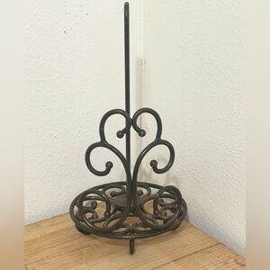 Metal paper towel holder